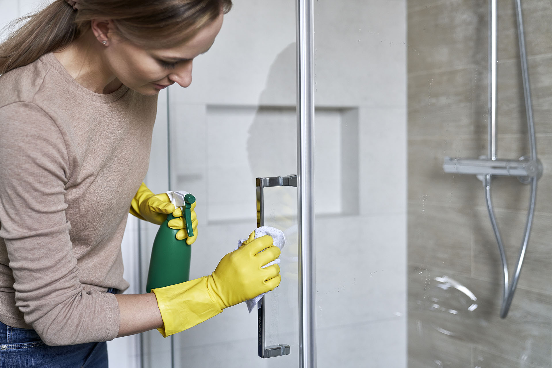 How to clean shower doors